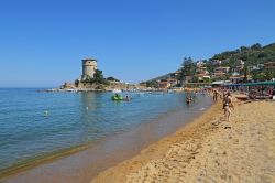 La Torre Medicea e la spiaggia del Campese Isola del Giglio - © trotalo / Shutterstock.com 