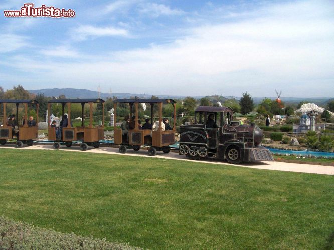 Immagine Il trenino per la visita del Parco Sardegna in Miniatura