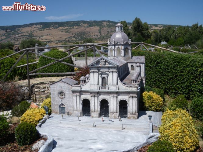 Immagine Una delle riproduzioni in scala del Parco Sardegna in Miniatura a Tuili: il Santuario di Nostra Signora di Bonaria a Cagliari. Non tutti sanno che la capitale dell'Argentina, Buenos Aires, prende il nome proprio da questo santuario - © D.serra1 / Shutterstock.com