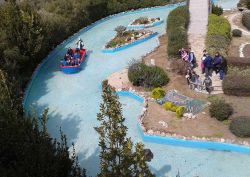 La visita in barca alle miniature del parco di Tuili che rappresenta i monumenti e le città della Sardegna