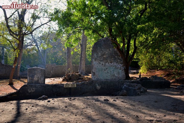 Immagine La famosa tomba delle rovine di Gede: dalle iscrizioni in arabo ancora distinguibili, si può leggere la data dell'anno corrispondente al 1399 d.C.