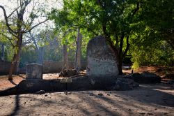 La famosa tomba delle rovine di Gede: dalle iscrizioni in arabo ancora distinguibili, si può leggere la data dell'anno corrispondente al 1399 d.C.