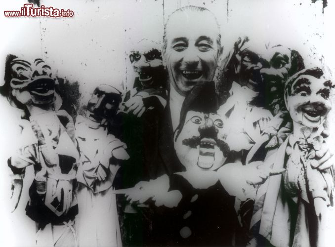 Immagine Giordano Ferrari con alcuni suoi burattini in una foto storica