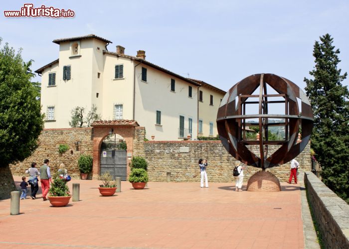 Immagine Il piazzale del Castello dei Conti Guidi una delle location del museo di Leonardo. Sebbene fino agli anni '60 il museo fosse ospitato da appena quattro sale del maniero, tuttavia la collezione presente era ricchissima di macchine e meccanismi legati al lavoro di Leonardo, alcuni dei quali sapientemente ricostruiti e donati da associazioni culturali, anche estere. Nel corso degli anni, l'esposizione museale è cresciuta, incrementando notevolmente le opere e gli oggetti esposti, grazie anche a donazioni e investimenti effettuati da parte di studiosi e amanti delle opere di Leonardo, fino a diventare una delle raccolte più grandi e variegate sul genio leonardiano. Il tuffo nella storia e nella tecnica tardo medievale e rinascimentale toglie il fiato.  - © Scandphoto / Shutterstock.com