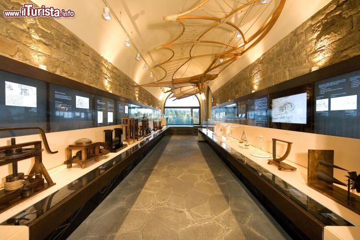Immagine Museo Leonardiano, la Galleria: il Museo è aperto da novembre a febbraio, tutti i giorni, dalle 9.30 alle 18. Da marzo a ottobre è aperto tutti i giorni, dalle 9.30 alle 19. Natale e Capodanno il Museo osserva l'orario dalle 15 alle 19. La biglietteria si trova presso la Palazzina Uzielli.
La Casa Natale di Leonardo si trova in località Anchiano, nei pressi di Vinci, ed è aperta da novembre a febbraio, dalle 10 alle 17 (tutti i giorni), da marzo a ottobre, dalle 10 alle 19 (tutti i giorni), Natale e Capodanno, dalle ore 15 alle ore 17.