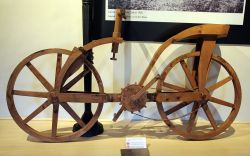 La bicicletta di Leonardo esposta al Museo Leonardiano di Vinci - © Sailko - CC BY 3.0 - Wikipedia