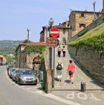 Alcuni turisti salgono al Museo Leonardiano di VInci in Toscana. Per meglio comprendere lo straordinario talento di Leonardo, il Museo (diviso in due sedi a poca distanza una dall'altra) ...