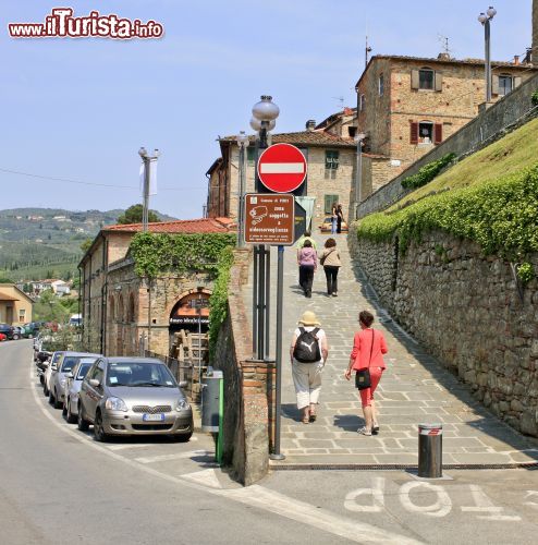 Immagine Alcuni turisti salgono al Museo Leonardiano di VInci in Toscana. Per meglio comprendere lo straordinario talento di Leonardo, il Museo (diviso in due sedi a poca distanza una dall'altra) si è strutturato in specifiche aree espositive che raccontano non solo le invenzioni e i colpi di genio del Maestro, ma anche i suoi interessi, gli studi compiuti, le opere pittoriche, i disegni. Un Leonardo a tutto tondo, quindi, raccontato come uomo dalle mille sfaccettature: tecnologo, architetto, scienziato, pittore. Dove si trova il Museo? In Piazza dei Guidi, 50059 Vinci, a circa 30 km da Firenze.


 - © Scandphoto / Shutterstock.com