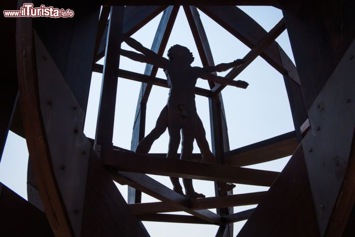 Immagine Una installazione a tema uomo vitruviano esposta al Museo Leonardiano di Vinci - © Scandphoto / Shutterstock.com