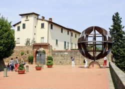 Il piazzale del Castello dei Conti Guidi una delle location del museo di Leonardo. Sebbene fino agli anni '60 il museo fosse ospitato da appena quattro sale del maniero, tuttavia la collezione ...