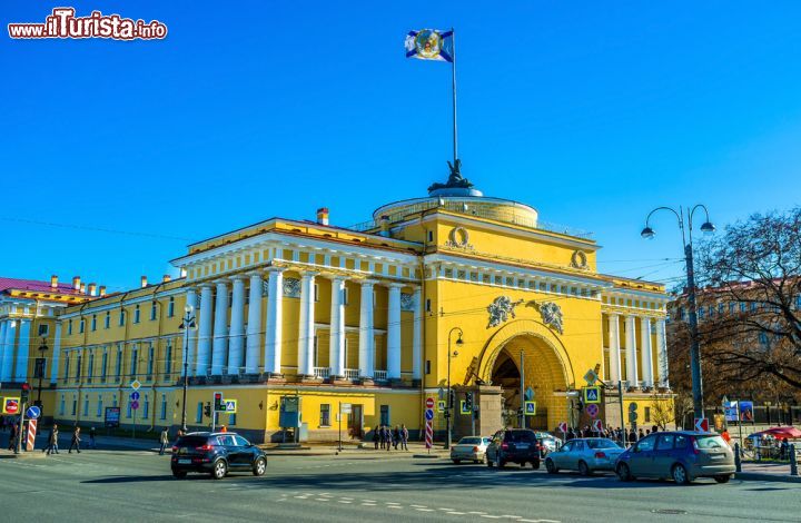 Immagine L'edificio numero due del Palazzo dell'Ammiragliato a San Pietroburgo - © eFesenko / Shutterstock.com