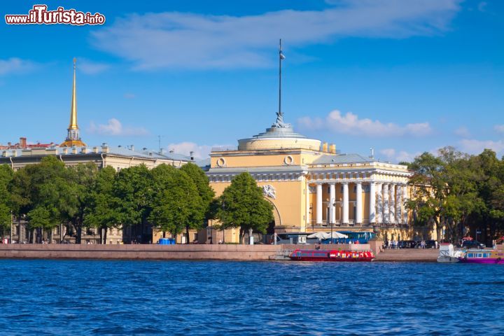 Immagine Il Fiume Neva e il Palazzo dell'Ammiragliato a San Pietroburgo - © Iakov Filimonov / Shutterstock.com