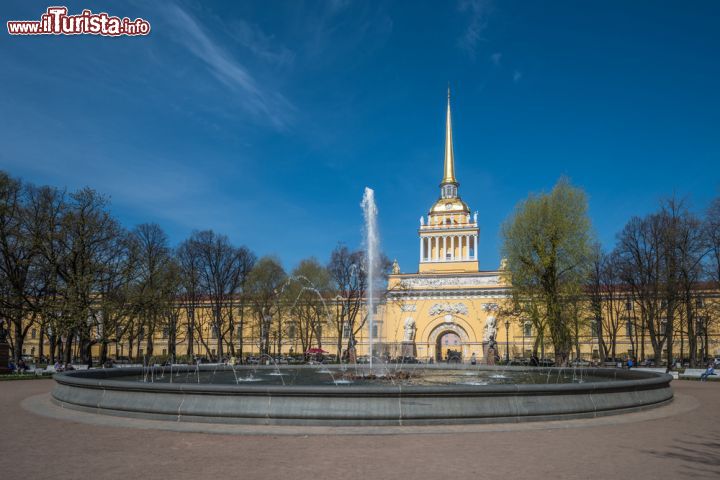 Immagine La fontana dei giardini di Alessandro e il Palazzo dell'Ammiragliato a San Pietroburgo- © javarman / Shutterstock.com