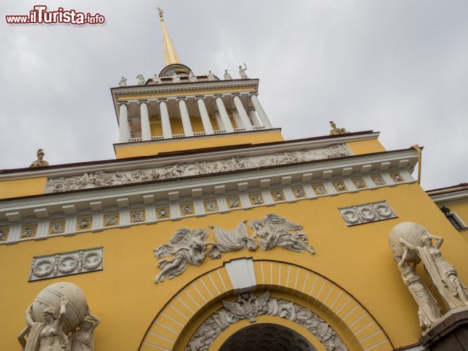 Immagine La torre e l'ingresso del Palazzo dell'Ammiragliato a San Pietroburgo - © Semen Lixodeev/ Shutterstock.com