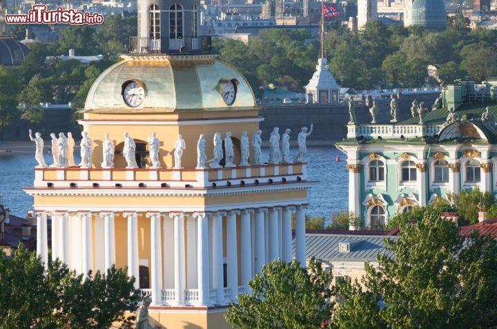 Immagine La vista dell'Ammiragliato coime si può ammirare dal colonnato della Cattedrale di Sant'Isacco a San Pietroburgo - © Solodov Alexey / Shutterstock.com