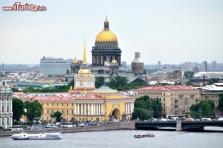 Immagine Il panorama del fiume Neva e di San Pietroburgo con in primo piano il Palazzo dell'Ammiragliato - © Marina Zezelina / Shutterstock.com
