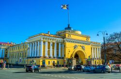 L'edificio numero due del Palazzo dell'Ammiragliato a San Pietroburgo - © eFesenko / Shutterstock.com