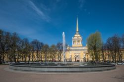 La fontana dei giardini di Alessandro e il Palazzo dell'Ammiragliato a San Pietroburgo- © javarman / Shutterstock.com