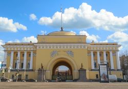 Il grande arco del Palazzo dell'Ammiragliato a San Pietroburgo (Russia)- © Marina Zezelina / Shutterstock.com 