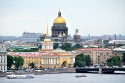 Il panorama del fiume Neva e di San Pietroburgo con in primo piano il Palazzo dell'Ammiragliato - © Marina Zezelina / Shutterstock.com 