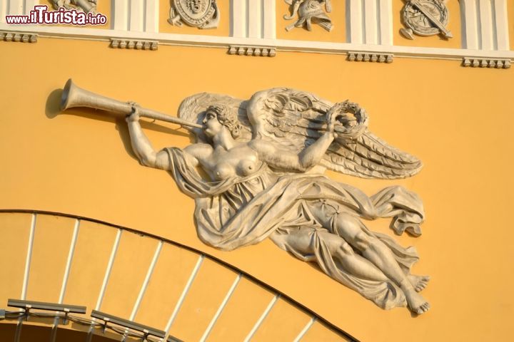 Immagine Un particolare architettonico del Palazzo dell'Ammiragliato di San Pietroburgo - © 308416163 / Shutterstock.com