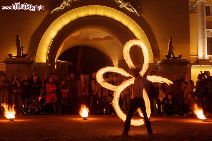 Immagine Spettacolo di danza del fuoco presso il Palazzo dell'Ammiragliato di San Pietroburgo - © Aleksandr Kazakevich / Shutterstock.com