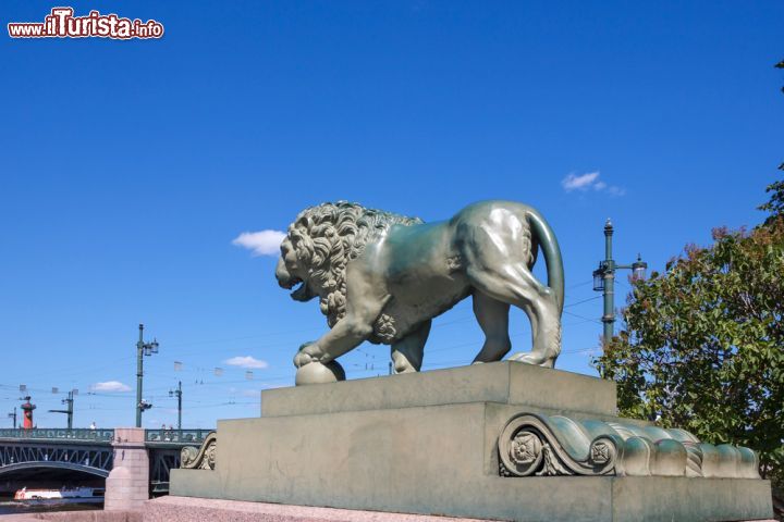 Immagine Una statua di leone posta all'imbarcadero del Palazzo dell'Ammiragliato di San Pietroburgo - © irinaorel / Shutterstock.com