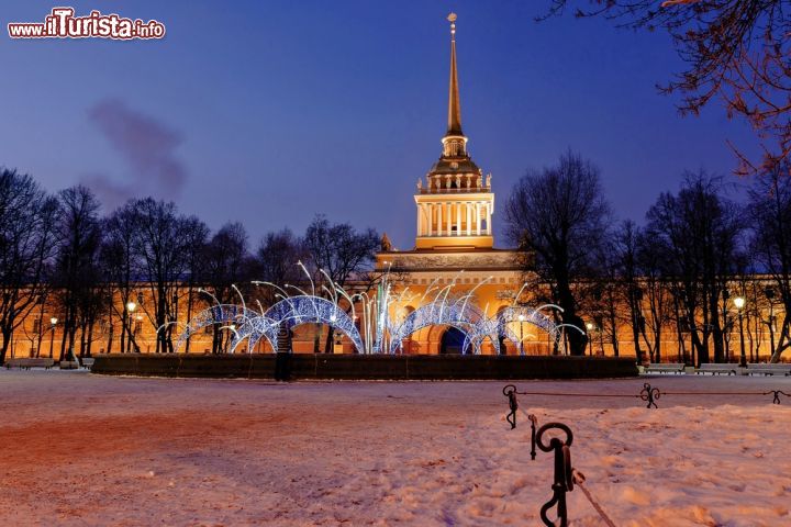 Immagine Vista invernale del Palazzo dell'Ammiragliato di San Pietroburgo - © dimbar76 / Shutterstock.com