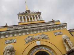 La torre e l'ingresso del Palazzo dell'Ammiragliato a San Pietroburgo - © Semen Lixodeev/ Shutterstock.com