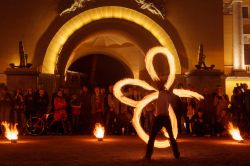 Spettacolo di danza del fuoco presso il Palazzo dell'Ammiragliato di San Pietroburgo - © Aleksandr Kazakevich / Shutterstock.com