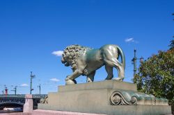 Una statua di leone posta all'imbarcadero del Palazzo dell'Ammiragliato di San Pietroburgo - © irinaorel / Shutterstock.com