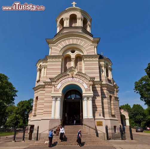 Immagine Fedeli ortodossi all'ingresso della Cattedrale della Nativita di Cristo a Riga - © Joymsk140 / Shutterstock.com