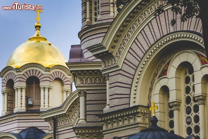 Immagine Fotografia di uno scorcio della cattedrale ortodossa neo bizantina di Riga - © Curioso / Shutterstock.com