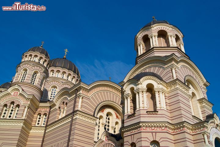 Immagine Costruita nel 19° secolo, in stile neo-bizantino, la Cattedrale della Natività di Cristo di Riga è il più importante edificio ortodosso della Lituania - © DinoZ / Shutterstock.com