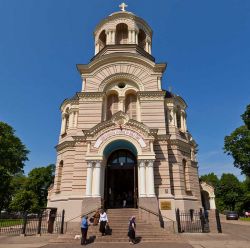 Fedeli ortodossi all'ingresso della Cattedrale della Nativita di Cristo a Riga - © Joymsk140 / Shutterstock.com 