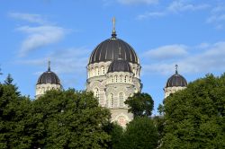 Le cupole della grande Cattedrale ortodossa di Riga, dedicata alla natività di Cristo - © Nadinelle / Shutterstock.com