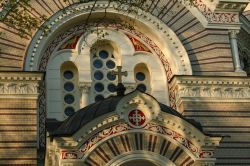 Ingresso laterale nella Chiesa della Natività di Cristo a Riga - © TalyaPhoto / Shutterstock.com