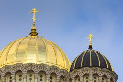 Le cupole neo-bizantine della Chiesa della Natività di Cristo, a Riga - © Curioso / Shutterstock.com