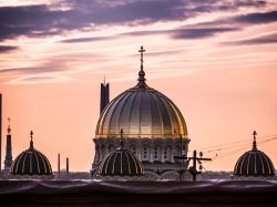 Un tramonto a Riga: il cielo colorato della capitale lettone e le cupole della Chiesa ortodossa della Natività di Cristo - © DolfinVik / Shutterstock.com