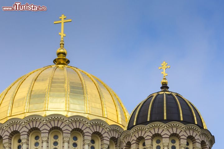 Immagine Le cupole neo-bizantine della Chiesa della Natività di Cristo, a Riga - © Curioso / Shutterstock.com