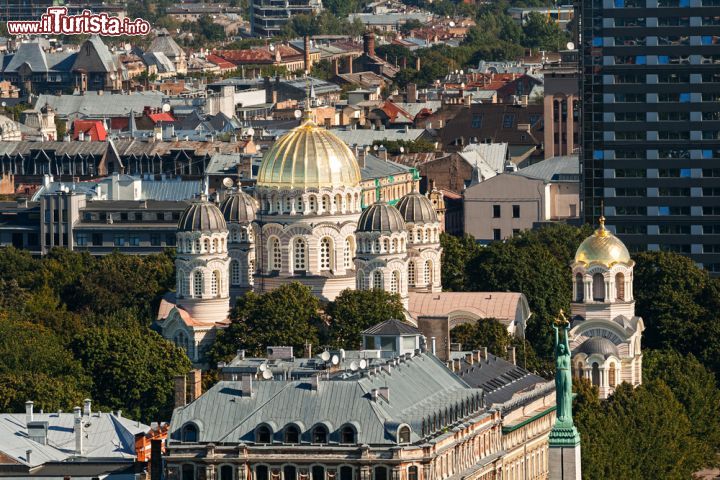Immagine Vista panoramica della Cattedrale ortodossa di Riga, la chiesa della Nativita di Cristo - © Yulia_B / Shutterstock.com  