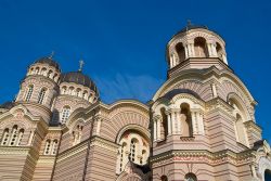 Costruita nel 19° secolo, in stile neo-bizantino, la Cattedrale della Natività di Cristo di Riga è il più importante edificio ortodosso della Lituania - © DinoZ ...
