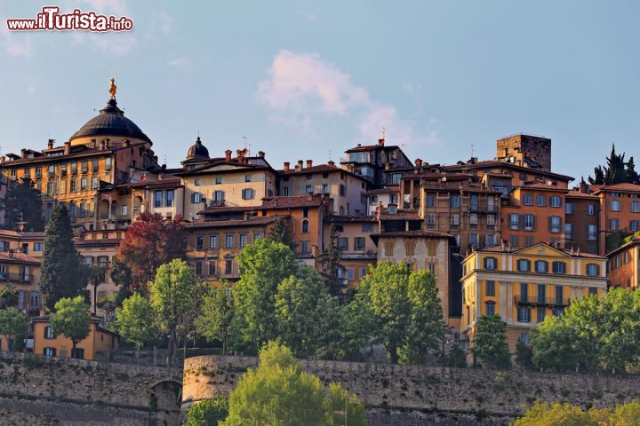 Immagine Il centro storico di Bergamo Alta, fotografato dai quartieri della città nuova, uno dei capoluoghi di provincia della Lombardia - © dmitrieval / Shutterstock.com