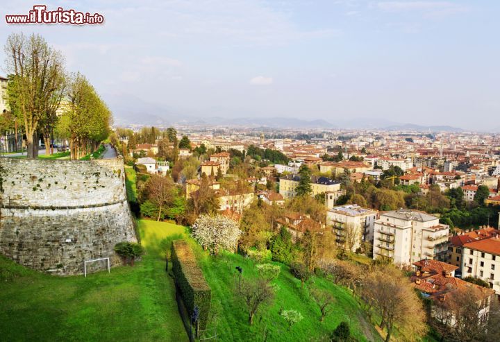 Immagine Il panorama da Bergamo alta in direzione della sottostante città nuova - © Ratikova / Shutterstock.com