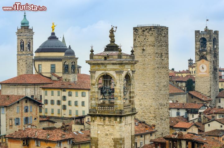 Immagine La skyline spettacolare di Bergamo Alta, un borgo di impostazione medievale che però ospita moltissimi capolavori rinascimentali e barocchi - © Martin M303 / Shutterstock.com