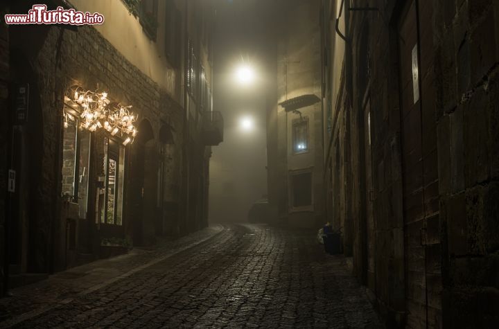 Immagine Nebbia invernale tra le stradine medievali di Bergamo Alta - © Foxy's Forest Manufacture0 / Shutterstock.com