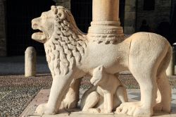 Particolare della Porta dei Leoni Rossi, l'ingresso nord alla Basilica di Santa Maria Maggiore a Bergamo Alta - © Ana del Castillo / Shutterstock.com