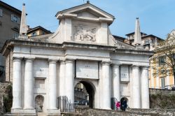 Porta San Giacomo, uno dei varchi di ingresso a Bergamo Alta (Lombardia) - © Philip Bird LRPS CPAGB / Shutterstock.com 