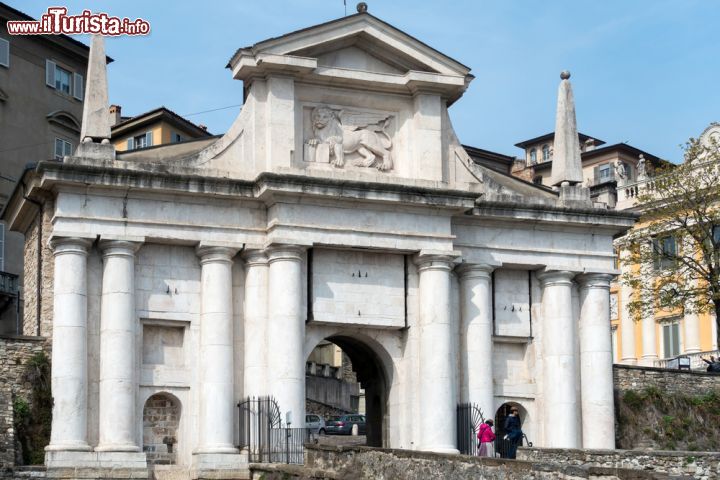 Immagine Porta San Giacomo, uno dei varchi di ingresso a Bergamo Alta (Lombardia) - © Philip Bird LRPS CPAGB / Shutterstock.com