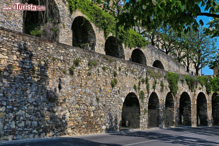 Immagine Una serie di archi medievali giustapposti, lungo il viale delle mura a Bergamo Alta - © dmitrieval / Shutterstock.com